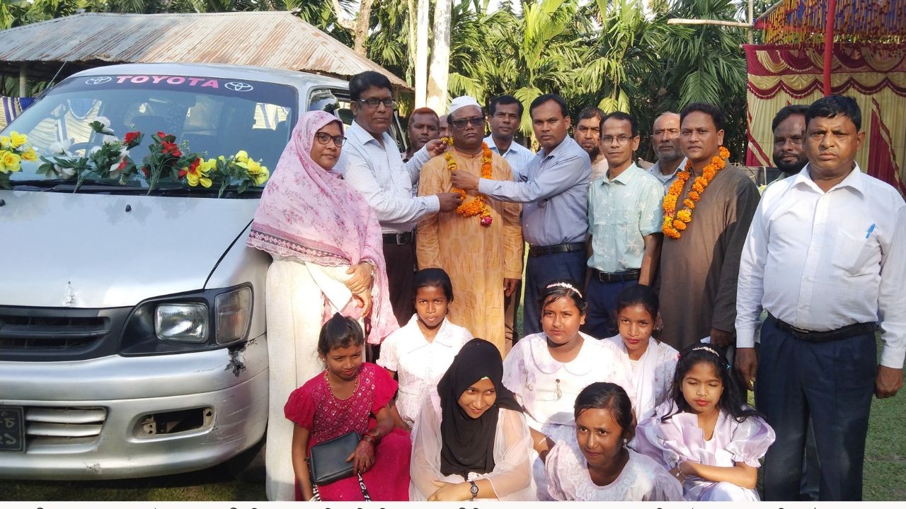 ফুলের মালা পরিয়ে বাড়িতে পৌঁছে দেওয়া হলো অবসরে যাওয়া সহকারী শিক্ষক বেলালকে